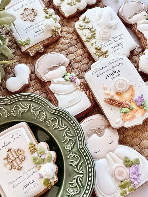 Elegant place setting with decorative cards, white ceramic favors, dried flowers, and a green ornate plate on woven placemat